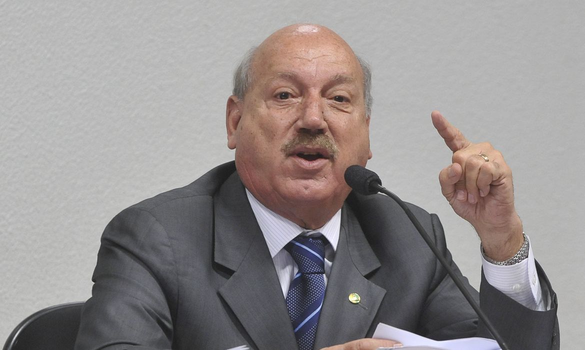 O senador Luiz Henrique da Silveira (PMDB-SC) participa da sessão da Comissão de Meio Ambiente sobre o novo Código Florestal (Antonio Cruz/Agência Brasil)