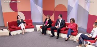 Vera Barroso em seu programa Sem Censura, na TV Brasil 