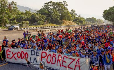 Migrantes caminham em caravana para chegar à fronteira dos EUA pelo México, em Huixtla
26/12/2023
REUTERS/Jose Torres