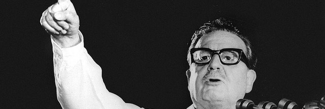 Salvador Allende discursa no Chile