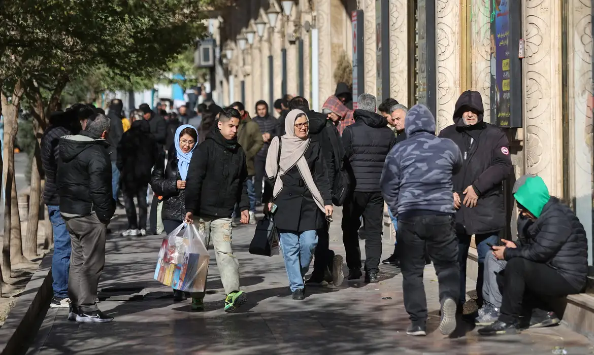Pessoas caminham por lojas em Teerã 30/12/2025   Majid Asgaripour/WANA (West Asia News Agency) via REUTERS