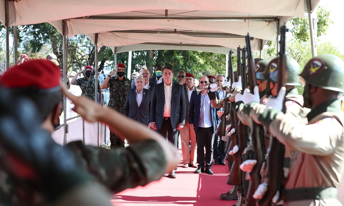 O presidente da Repùblica, Jair Bolsonaro, participa da cerimônia de Brevetação dos Novos Paraquedistas.