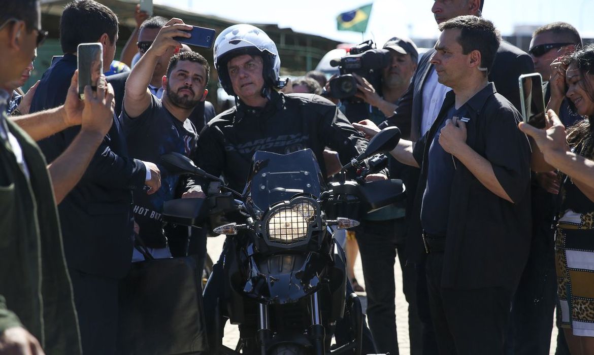 Jair Bolsonaro anda de moto