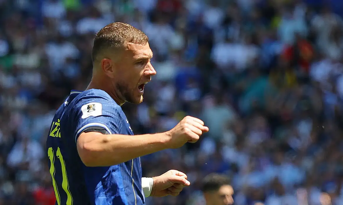Edin Dzeko, da Bósnia, comemora o segundo gol da sua equipe24 de junho de 2026 REUTERS/Carlos Barria
