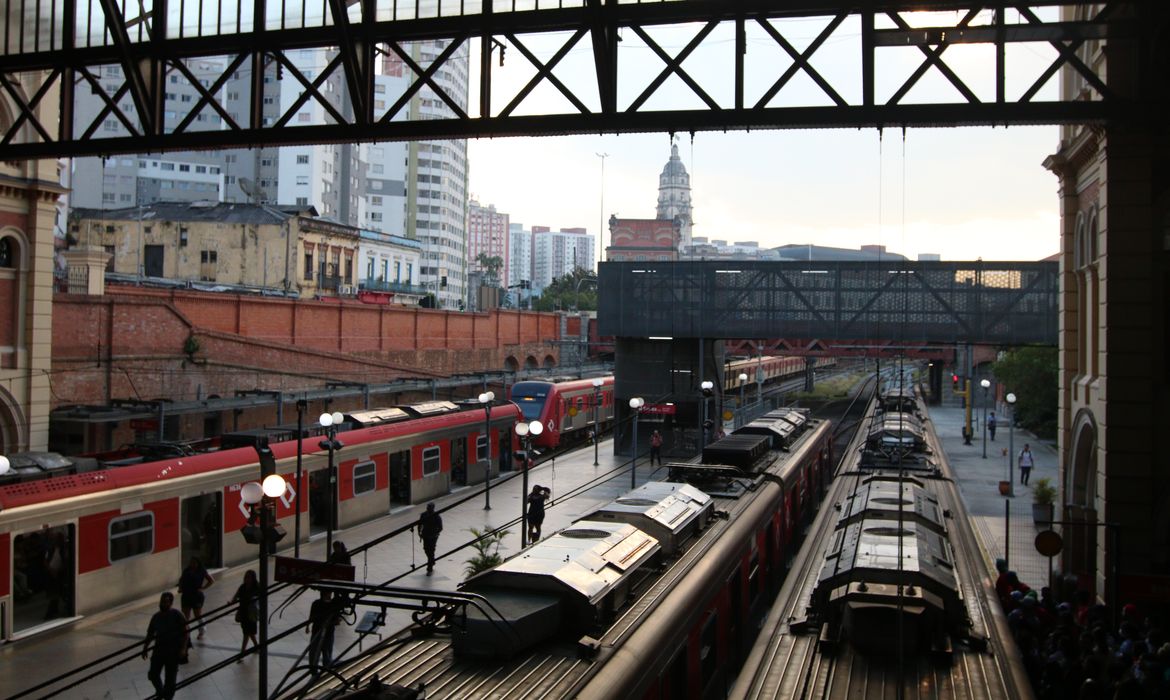 São Paulo (SP), 12/04/2023 - Plataforma de trens na estação da Luz.  Foto: Rovena Rosa/Agência Brasil