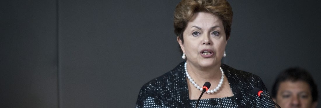 A presidenta da República, Dilma Rousseff, discursa ao visitar a Olimpíada do Conhecimento, evento promovido pelo Senai, em parceria com o Sesi e o Sebrae, no Pavilhão de Exposições do Anhembi.