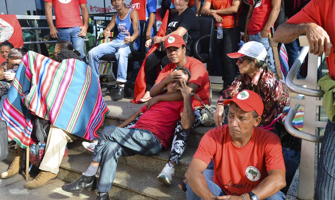 Brasília - Manifestantes ligados a Movimentos Sociais ocupam Ministério das Cidades em Brasília  (Elza Fiuza /Agência Brasil)
