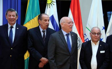 Da esquerda para a direita: os ministros de Relações Exteriores do  Uruguai, Rodolfo Nin Novoa; do Brasil, Aloysio Nunes; do Paraguai, Eladio Loizaga; e da  Argentina, Jorge Faurie, reunidos em Assunção para discutir o acordo Mercosul-UE.  