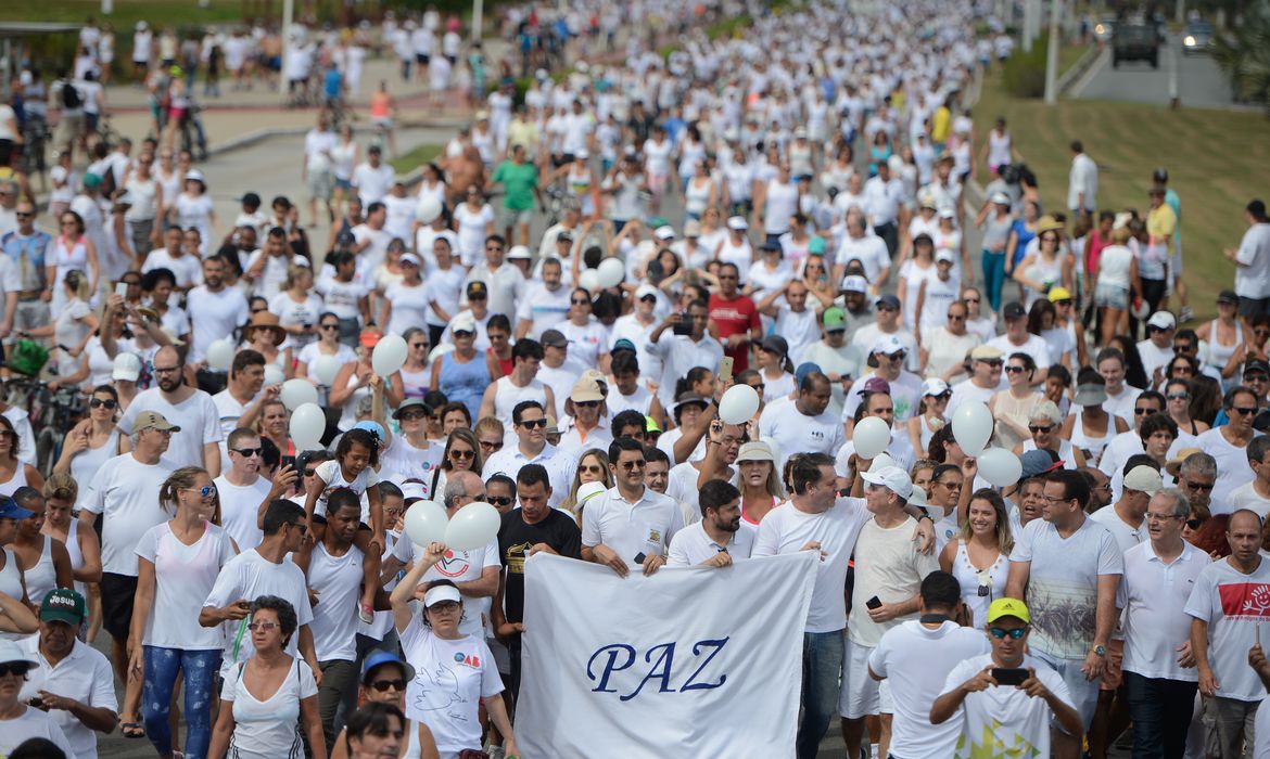Vitória (ES) - Milhares de pessoas fazem caminhada pela paz na orla da Praia de Camburi, em Vitória (Tânia Rêgo/Agência Brasil)
