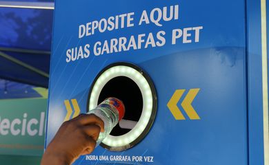 Máquinas coletoras de resídios para reciclagem em ação educativa pelo Dia Mundial do Meio Ambiente no Aterro do Flamengo. 