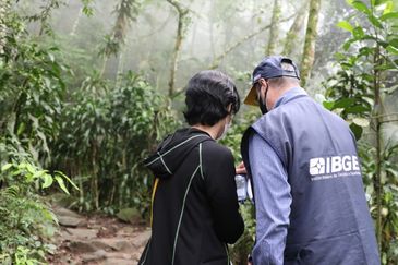 Recenseadores do IBGE percorrem as trilhas da comunidade quilombola de Pedra Bonita, no Alto da Boa Vista. Censo demográfico do IBGE identifica pela primeira vez a população e o território das comunidades quilombolas no Brasil.