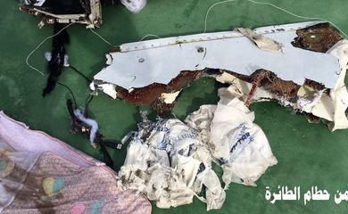 Imagens divulgadas pelo Ministério da Defesa do Egito mostram destroços da aeronave e pertences das pessoas a bordo. O avião caiu no Mediterrâneo na quinta-feira (Divulgação/Governo do Egito)