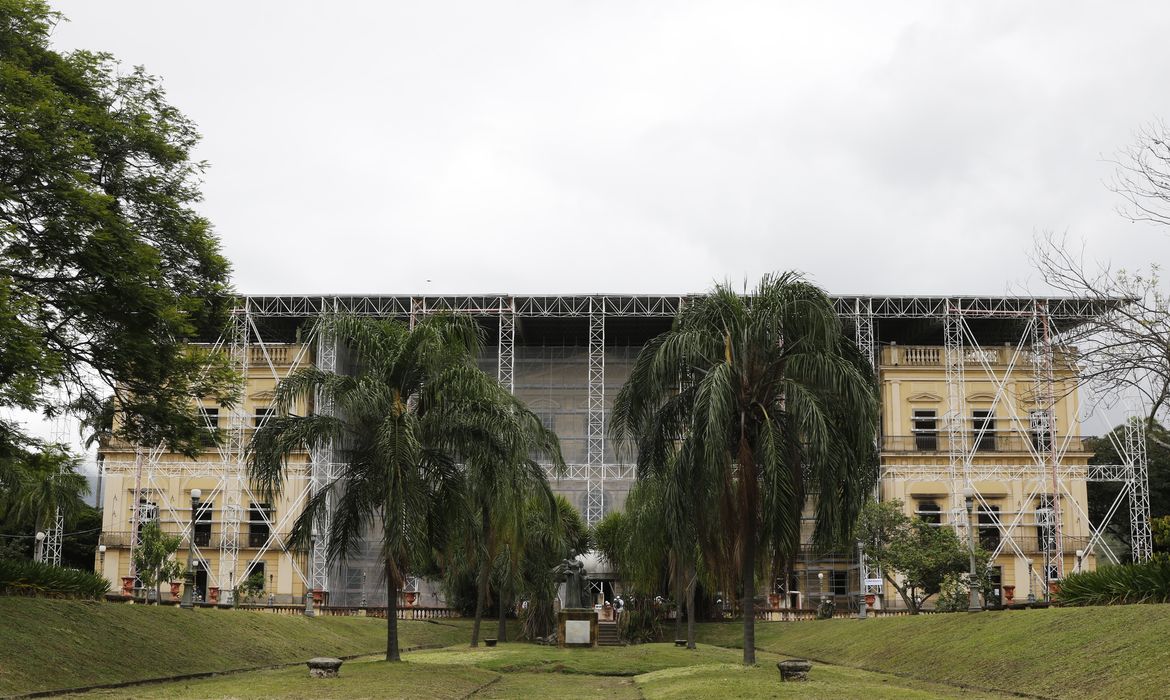 Início das obras na fachada e telhado do Museu Nacional