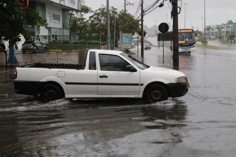 Frente fria traz tempestade, ventania e causa alagamentos no Rio de Janeiro. Acesso à Avenida Armando Lombardi com bolsão d'água prejudica o trânsito de veículos e pedestres na Barra da Tijuca.