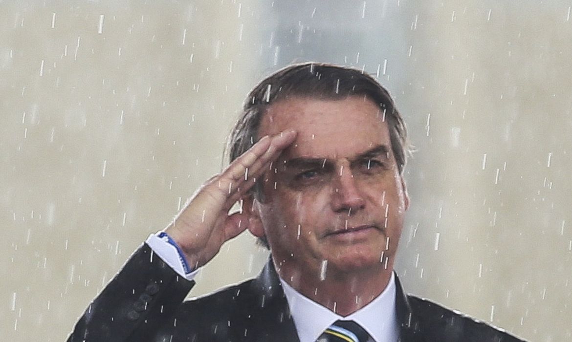 Presidente da República, Jair Bolsonaro, durante cerimônia comemorativa do Dia do Exército, com a Imposição da Ordem do Mérito Militar e da Medalha do Exército Brasileiro. 