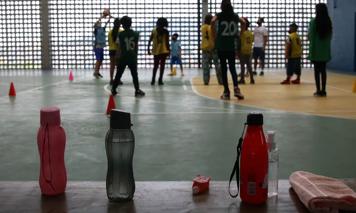 Aulas presenciais na Escola Estadual Terezine Arantes Ferraz Bibliotecaria, no Parque Casa de Pedra, zona norte da capital.