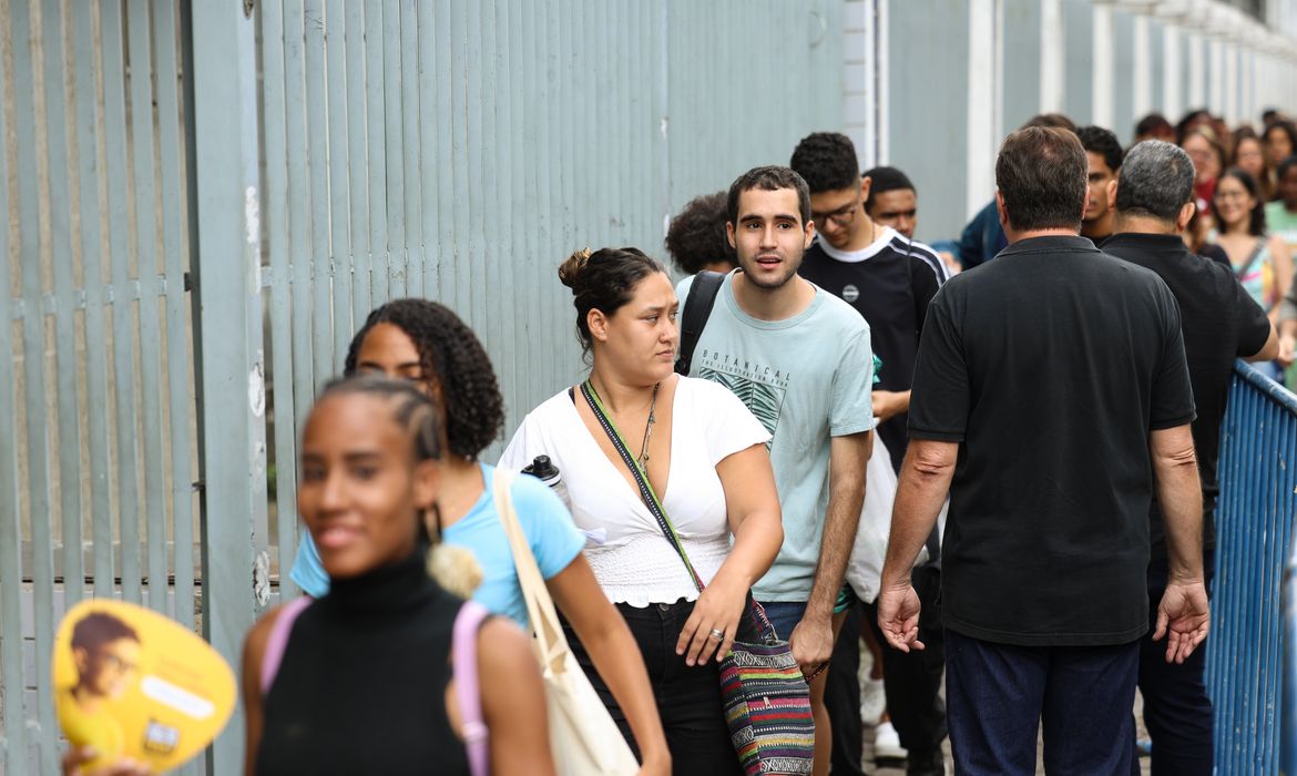 Rio de Janeiro (RJ), 16/11/2025 – Estudantes aguardam abertura dos portões no segundo dia do Exame Nacional do Ensino Médio (Enem), no Cefet Maracanã, na zona norte do Rio de Janeiro. Foto: Tomaz Silva/Agência Brasil