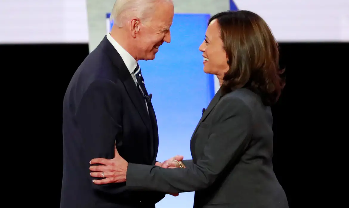 Joe Biden, candidato democrata à Presidência dos EUA, ao lado da senadora Kamala Harris
