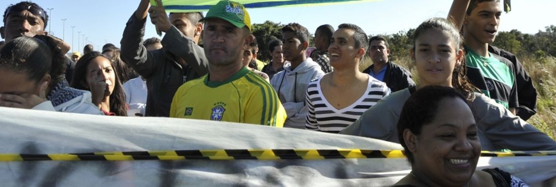 Brasília - Moradores de Valparaíso, Luziânia e Cidade Ocidental (GO) bloqueiam a BR-040, próximo a Brasília. Eles protestam por melhorias no transporte público