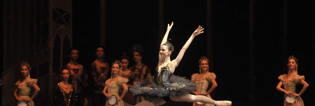 O Ballet do Theatro Municipal interpreta "O Lago dos Cisnes", de Tchaikovsky (Ato III), coreografia de Yelena Pankova, no aniversário de 104 anos do teatro.