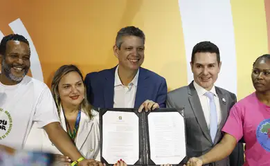 Rio de Janeiro (RJ) 14/11/2024 – Os ministros da Secretaria-geral da Presidência da República, Márcio Macêdo, e das Cidades, Jader Filho, lançam no G20 Social o Novo PAC Seleções de Gestão de Resíduos Sólidos, ao lado de catadores e representantes de cooperativas. Foto: Fernando Frazão/Agência Brasil
