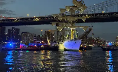 Mexican Navy training vessel Cuauhtemoc is seen after it collided with the Brooklyn Bridge in New York City, U.S., May 17, 2025. Reuters/Akash Rana/Proibida reprodução