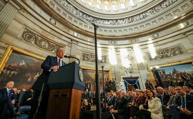 WASHINGTON, DC - JANUARY 20: U.S. President Donald Trump speaks during inauguration ceremonies in the Rotunda of the U.S. Capitol on January 20, 2025 in Washington, DC. Donald Trump takes office for his second term as the 47th president of the United States.     Posse de Donald Trump.
Chip Somodevilla/Pool via REUTER/Proibida reprodução
