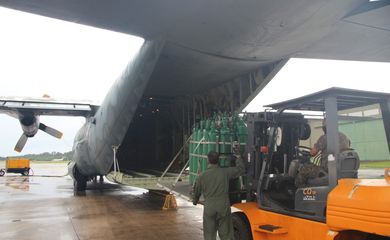 Forças Armadas transportam 386 cilindros de oxigênio para Manaus