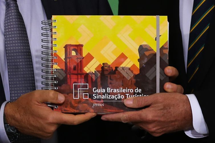 Guia Brasileiro de Sinalização Turística.