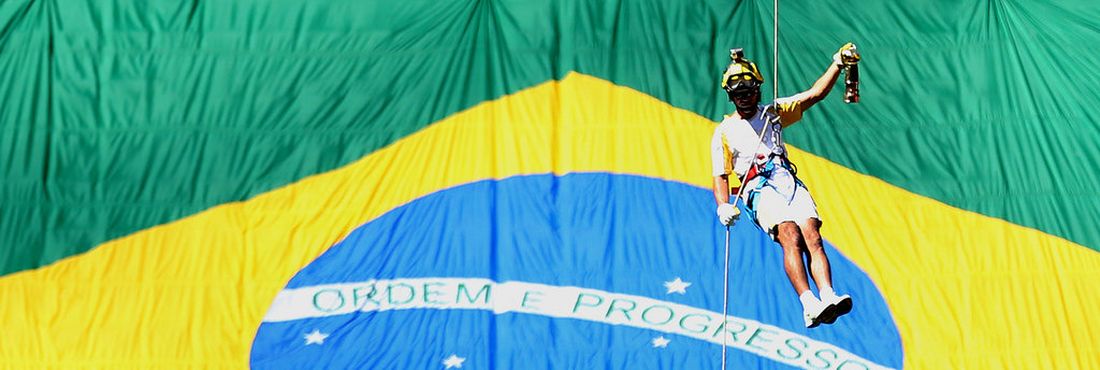  Descida da Tocha Olímpica de rapel de helicóptero para o Estádio Nacional de Brasília Mané Garrincha 