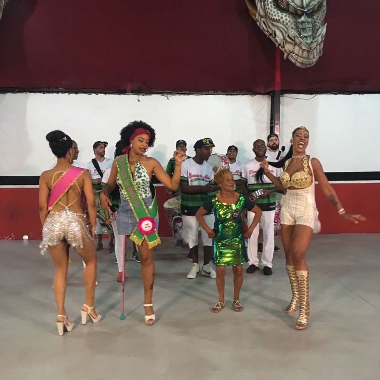 O Programa Especial desta semana está em ritmo de Carnaval. Para entrar no clima, nossa repórter Fernanda Honorato foi até São Paulo conhecer participantes das escolas de samba Dragões da Real e Morro da Casa Verde