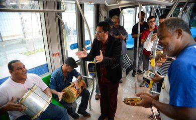 Rio de Janeiro - Sambista Marquinhos de Oswaldo Cruz canta durante a viagem inaugural do Veículo Leve sobre Trilhos (VLT) Carioca, no centro da cidade (Fernando Frazão/Agência Brasil) 