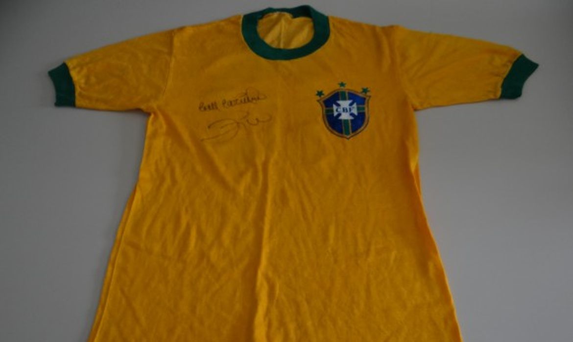 Camisa autografa do ex-jogador Zico usada na Copa do Mundo de 1982 (MPMG / Divulgação)
