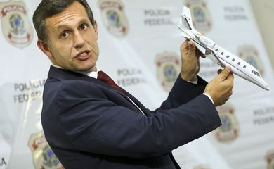 O delegado da Polícia Federal, Rubens Maleiner, apresenta relatório sobre o acidente aéreo que vitimou o ex-governador de Pernambuco Eduardo Campos.