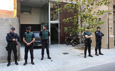 Polícia monta guarda em frente à casa do ex-presidente do FC Barça, Sandro Rosell, em Barcelona