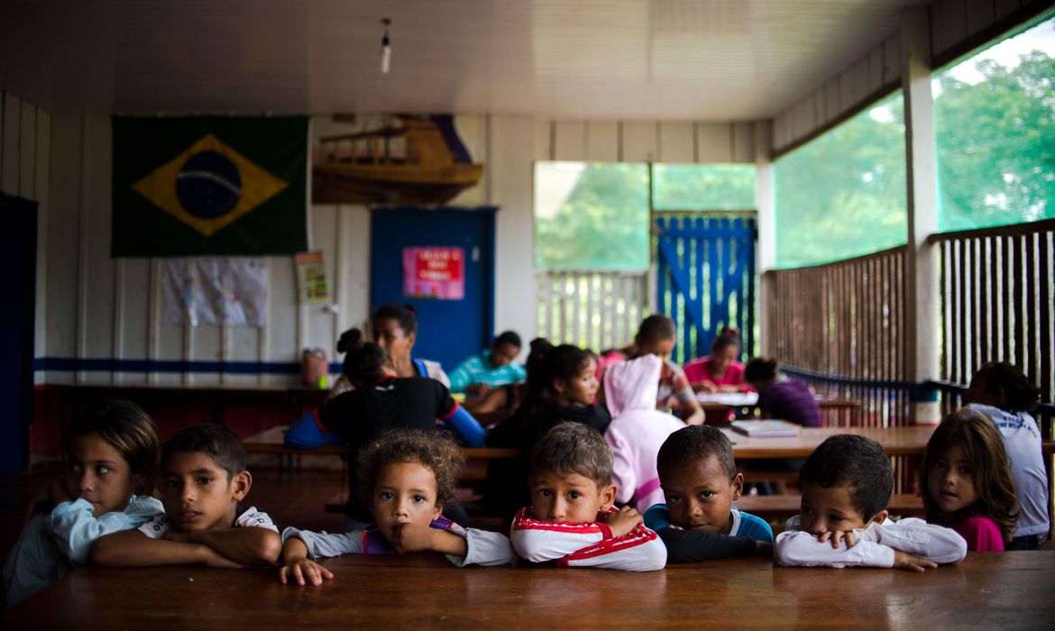 Crianças na escola da comunidade de ribeirinhos de São Lourenço  (Foto: Marcelo Camargo/Agência Brasil)