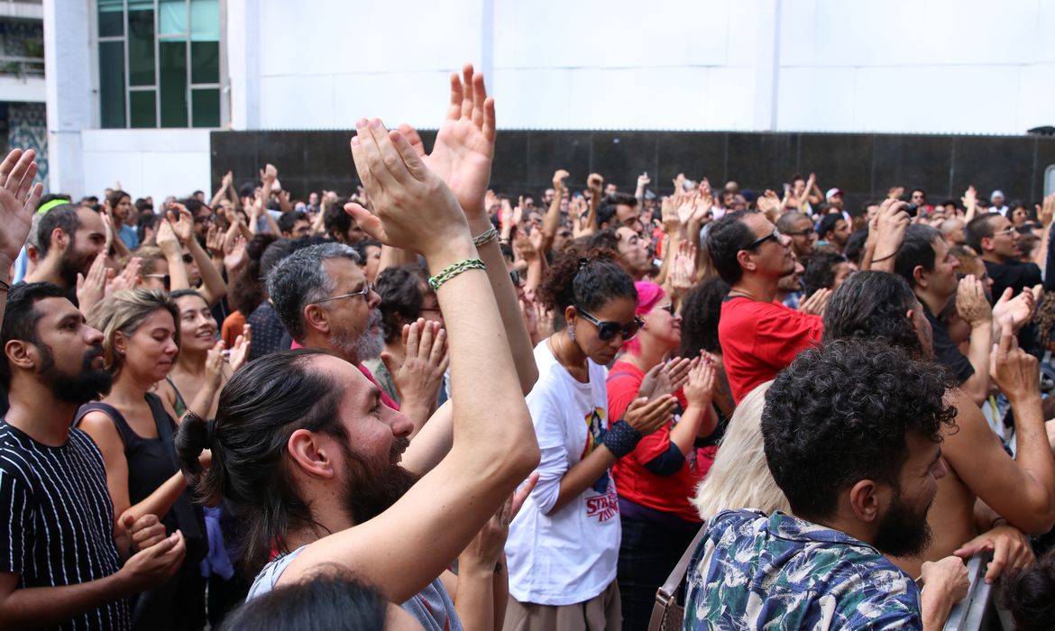 Público durante o show da Anelis Assumpção, com participação de Tulipa Ruiz e Negro Leo, no palco em homenagem a Itamar Assumpção, na Virada Cultural, em São Paulo.