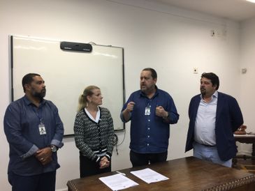Representantes do Comitê Internacional da Cruz Vermelha assinam acordo com a Secretaria de Estado de Educação para a para realização de projeto-piloto no Rio de Janeiro
