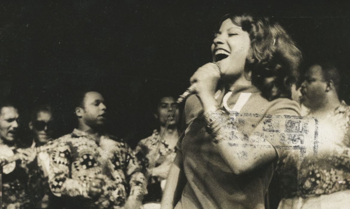 SÃO PAULO (SP) - Clara Nunes em 1971, apresentando-se no Zicartola. Foto: Arquivo Nacional/Domínio público