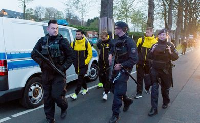 Jogadores do Borussia Dortmund são escoltados pela polícia após a explosão