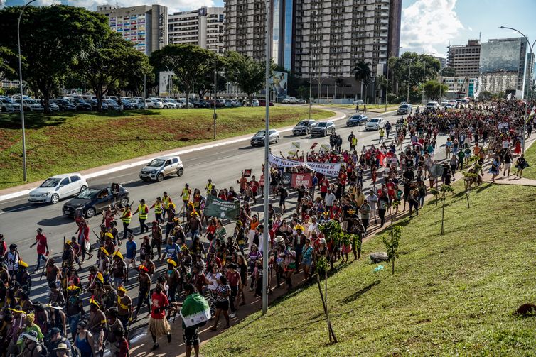 Brasília (DF) 25/04/2024 – Indígenas de várias etnias que participam do Acampamento Terra Livre 2024 marcham na Esplanada dos Ministérios com o slogan #EmergênciaIndígena: Nossos Direitos não se negociam. Foto: Rafa Neddermeyer/ Agência Brasil