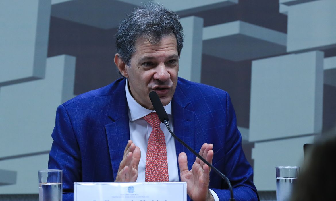 Lula Marques/ Agência Braasil. Brasília - 14/10/2025 -O ministro da Fazenda, Fernando Haddad, participa de audiência pública na Comissão de Assuntos Econômicos (CAE) do Senado. Em debate, o projeto de lei (PL 1.087/2025) do governo que isenta do Imposto de Renda quem ganha até R$ 5 mil. Foto: Lula Marques/ Agência Brasil.