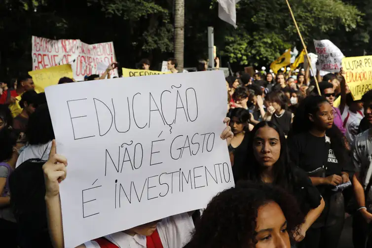 São Paulo (SP), 15/03/2023 - Estudantes secundaristas protestam pedindo a revogação do Novo Ensino Médio, na Avenida Paulista. Foto: Fernando Frazão/Agência Brasil