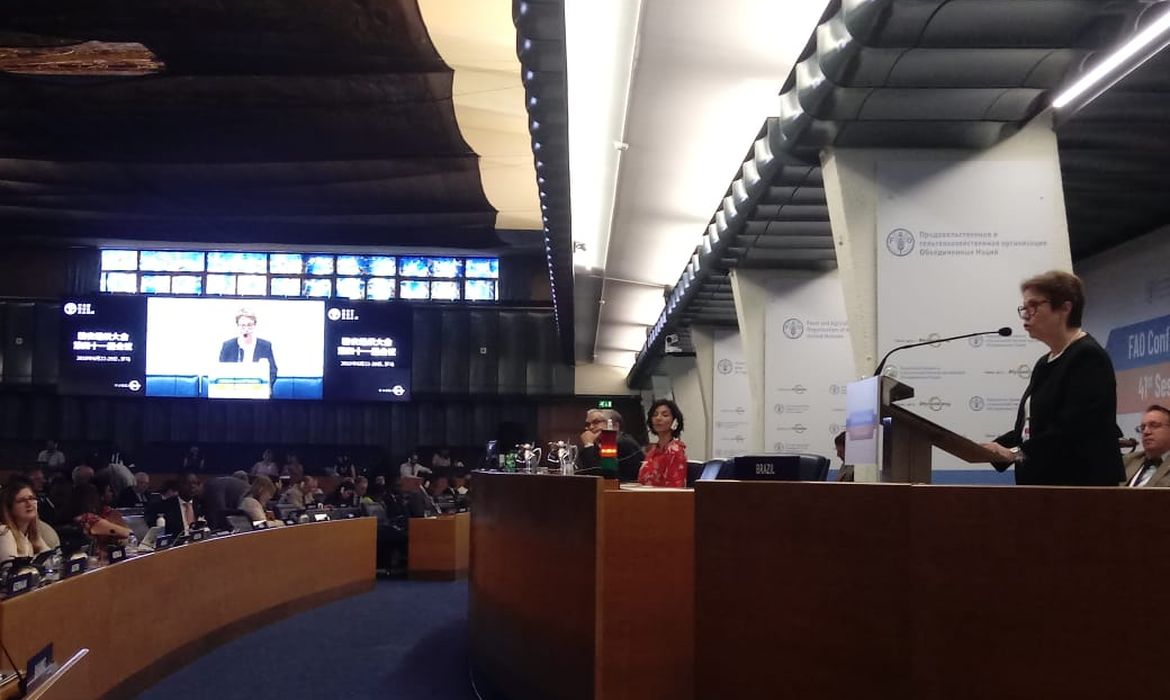 Ministra e Qu Dongyu, eleito novo diretor-geral da FAO, posam para foto. O Brasil apoiou a candidatura do vice-ministro chinês.