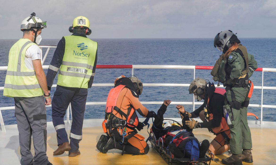 Autoridades francesas auxiliam imigrante no Mar Mediterrâneo