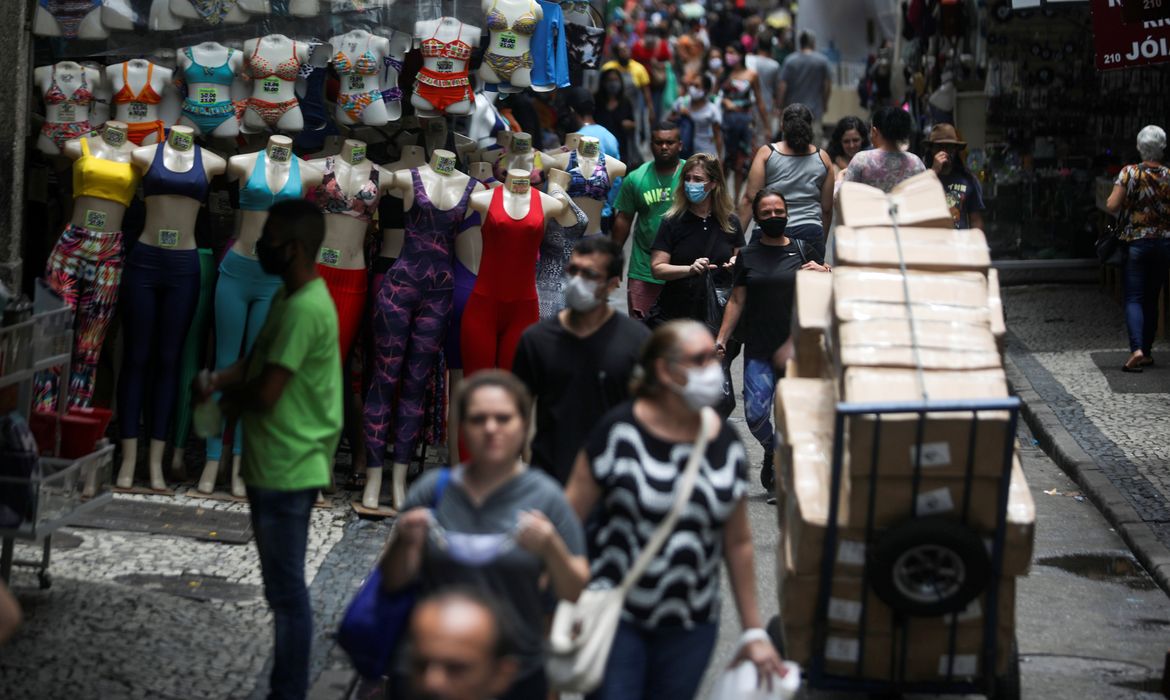 Comércio popular de São Paulo tem movimentação intensa na semana