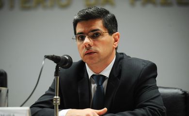 O coordenador da Dívida Pública, Otávio Ladeira, divulga o Relatório Mensal da Dívida Pública referente ao mês de fevereiro (José Cruz/Agência Brasil)