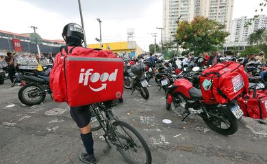 São Paulo (SP), 31/03/2025 - Entregadores de aplicativos de delivery em greve fazem manifestação na frente a sede do iFood em Osasco. Foto: Paulo Pinto/Agência Brasil