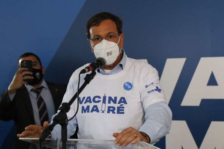O  ministro do turismo, Gilson Machado, participa de vacinação em massa contra a covid-19 de moradores do Complexo da Maré.