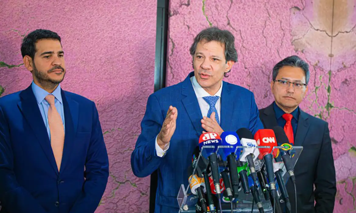 Brasília (DF), 15/01/2025 - O ministro da Fazenda, Fernando Haddad, ao lado do secretário da Receita Federal Robson Barreirinhas e o advogado-geral da União (AGU) Jorge Messias, fala com jornalistas onde explicou que a Medida Provisória reforça a gratuidade do uso do Pix e todas as cláusulas de sigilo bancário em torno do método. Foto: João Risi/PR